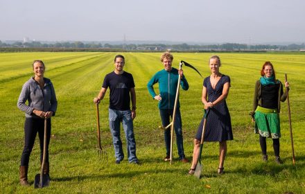 De eerste 5 kartrekkers van Herenboeren Wageningen in het veld